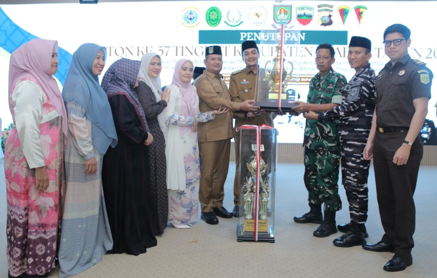 Rianto didampingi Forkopimda Asahan serahkan tropy kepada Camat Kecamatan Kisaran Barat, sebagai juara umum.