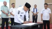 Bupati Simalungun, Dr. H. Anton Achmad Saragih, saat lakukan penandatanganan berita acara Musrenbang RKPD 2027.