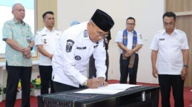 Pemkab Simalungun- Bupati Simalungun, Dr. H. Anton Achmad Saragih, saat lakukan penandatanganan berita acara Musrenbang RKPD 2027.