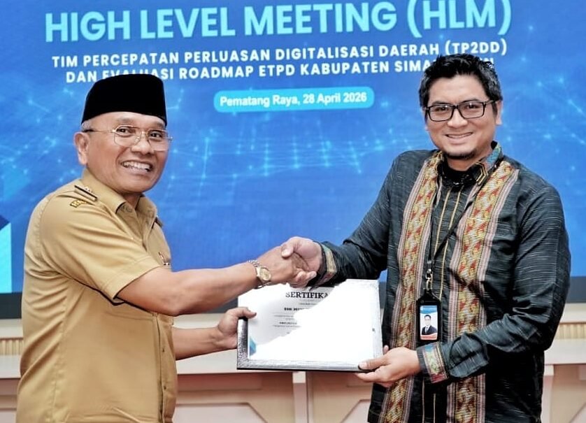 Bupati Simalungun beri penghargaan kepada Bank Indonesia Kepala KPwBI Pematangan Ahmadi Rahman. 