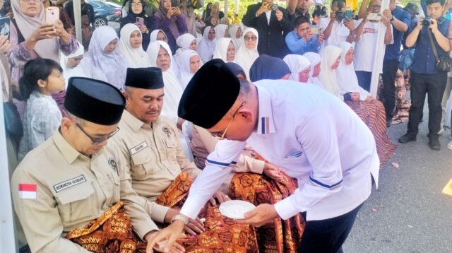 Bupati Simalungun, Dr. H. Anton Achmad Saragih, saat teing tawar JCH.