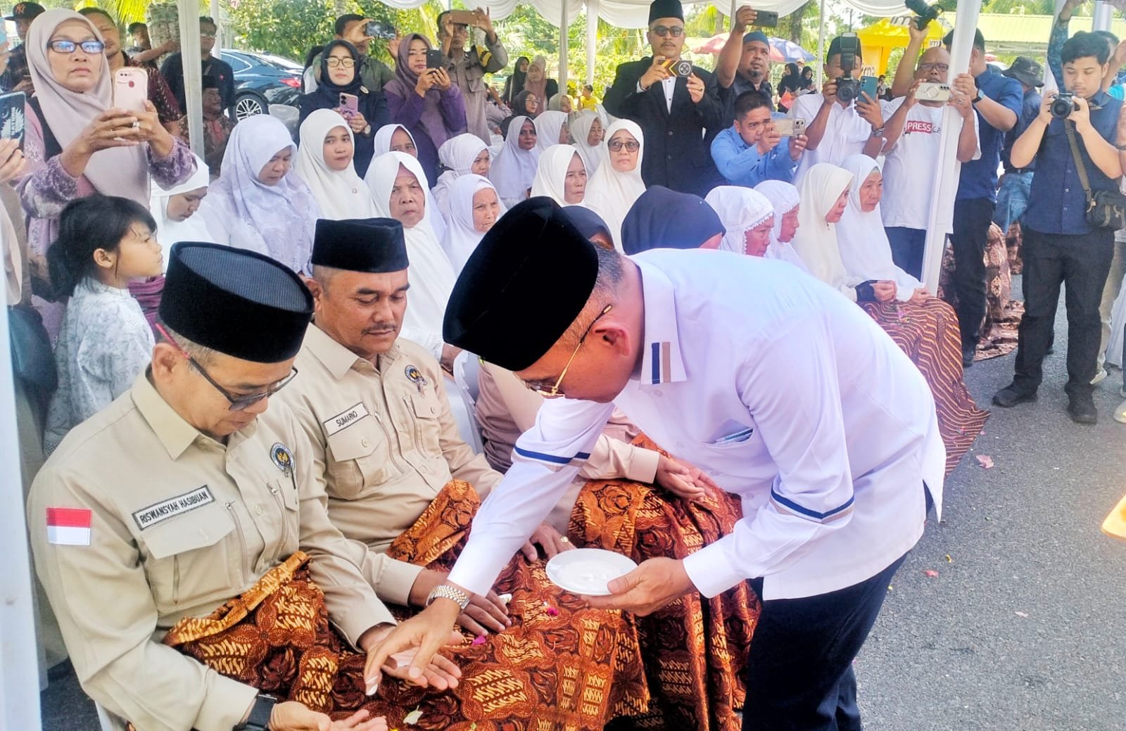 Bupati Simalungun, Dr. H. Anton Achmad Saragih, saat teing tawar JCH.