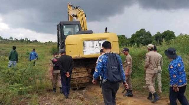 Sekda Taput Henry Sitompul meninjau kawasan Pertanian Terpadu di Desa Silait-lait Kecamatan Siborongborong dalam rangka percepatan optimalisasi.