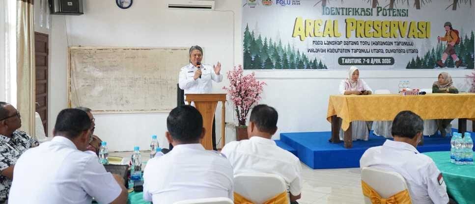 Wabup Taput Deni Lumbantoruan pada workshop pemetaan areal konservasi lanskap Batangtoru.