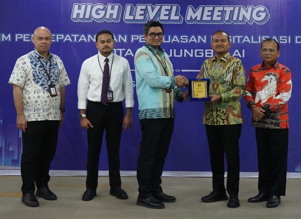 Wali kota Tanjung Balai Mahyaruddin Salim serah cenderamata kepada Kepala Perwakilan BI Pematang Siantar Ahmadi Rahman.