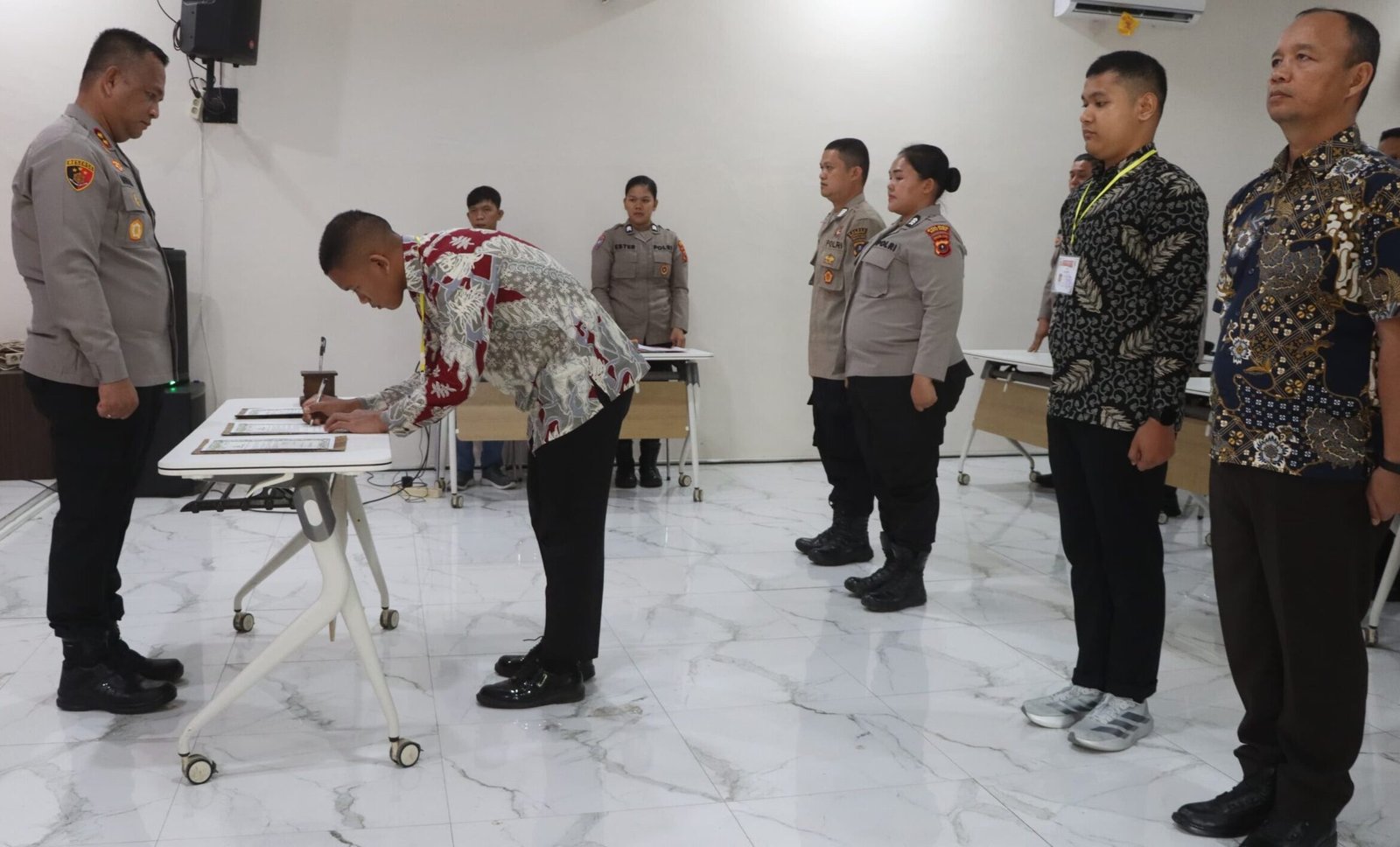Salah satu peserta mendatangani pakta ibtegritas Calon Siswa Polri TA 2026