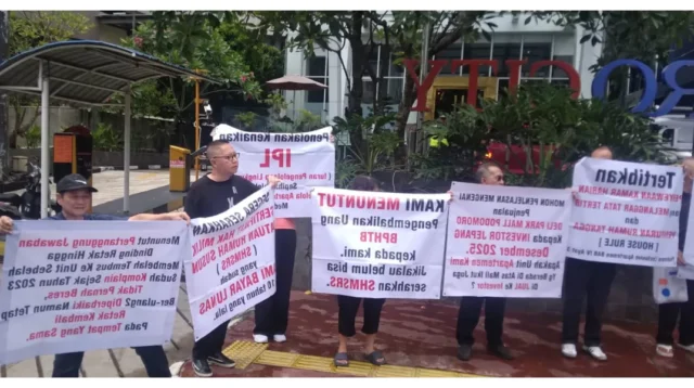 Aksi demo Penghuni Apartemen Podomoro Medan.