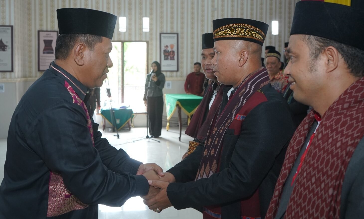M Azmi Ismail, ucapkan selamat kepada pengurus Pengurus Lembaga Adat Dalihan Natolu Tabagsel Kabupaten Asahan yang dilantik