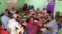 Pengurus SMSI Kabupaten Serdang Bedagai, makan bersama usai menggelar rapat pembentukan Panitia Pelaksana Musyawarah Kabupaten SMSI Sergai, Jumat (17/04/2026) di kantor SMSI Sergai.