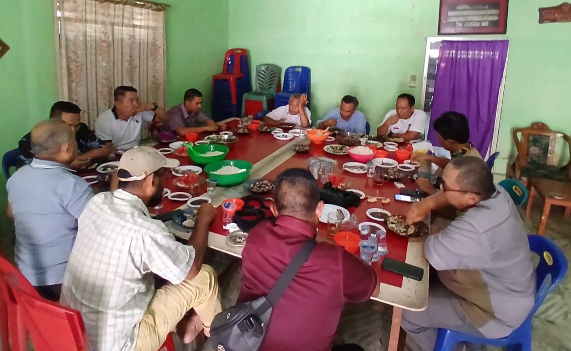 Pengurus SMSI Kabupaten Serdang Bedagai, makan bersama usai menggelar rapat pembentukan Panitia Pelaksana Musyawarah Kabupaten SMSI Sergai, Jumat (17/04/2026) di kantor SMSI Sergai.