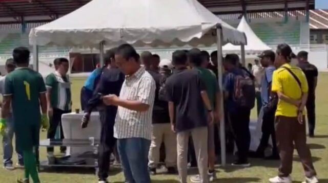 Tampak salah satu tim peserta bergelombol mendatangani lokasi panitai mdlzkukzn protes