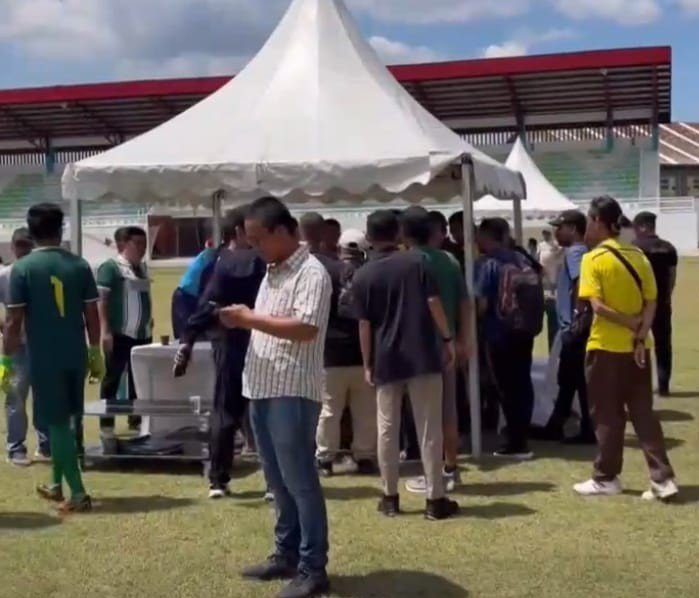 Tampak salah satu tim peserta bergelombol mendatangani lokasi panitai mdlzkukzn protes