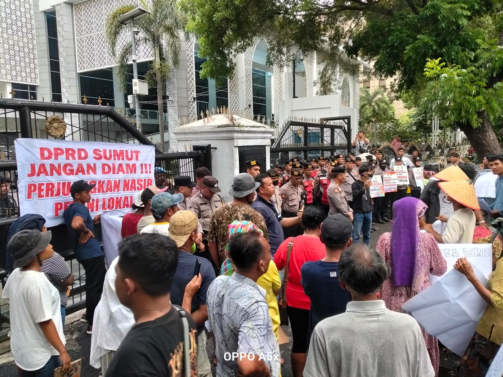 Para pendemo sedang menyampaikan aspirasinya di depan Gedung DPRD Sumut