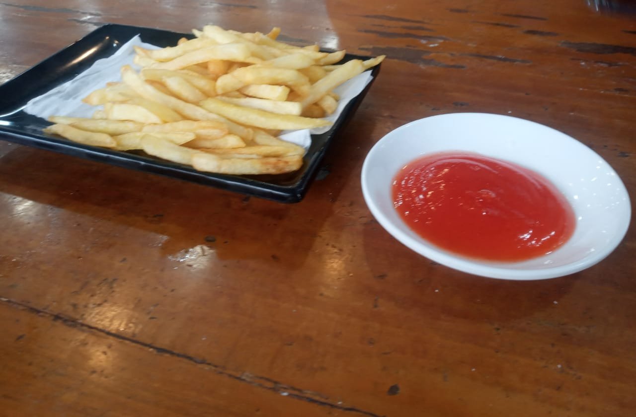 Kentang goreng gurih dan renyah plus sambal saos menu makanan ringan  di Perintis Kupi. 