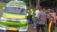 Satuan Lalulintas Polres Satlantas Polres Simalungun saat lakukan himbauan kepada pengguna kendaraan Angkot agar tidak menaikkan penumpang diatas kap angkot.