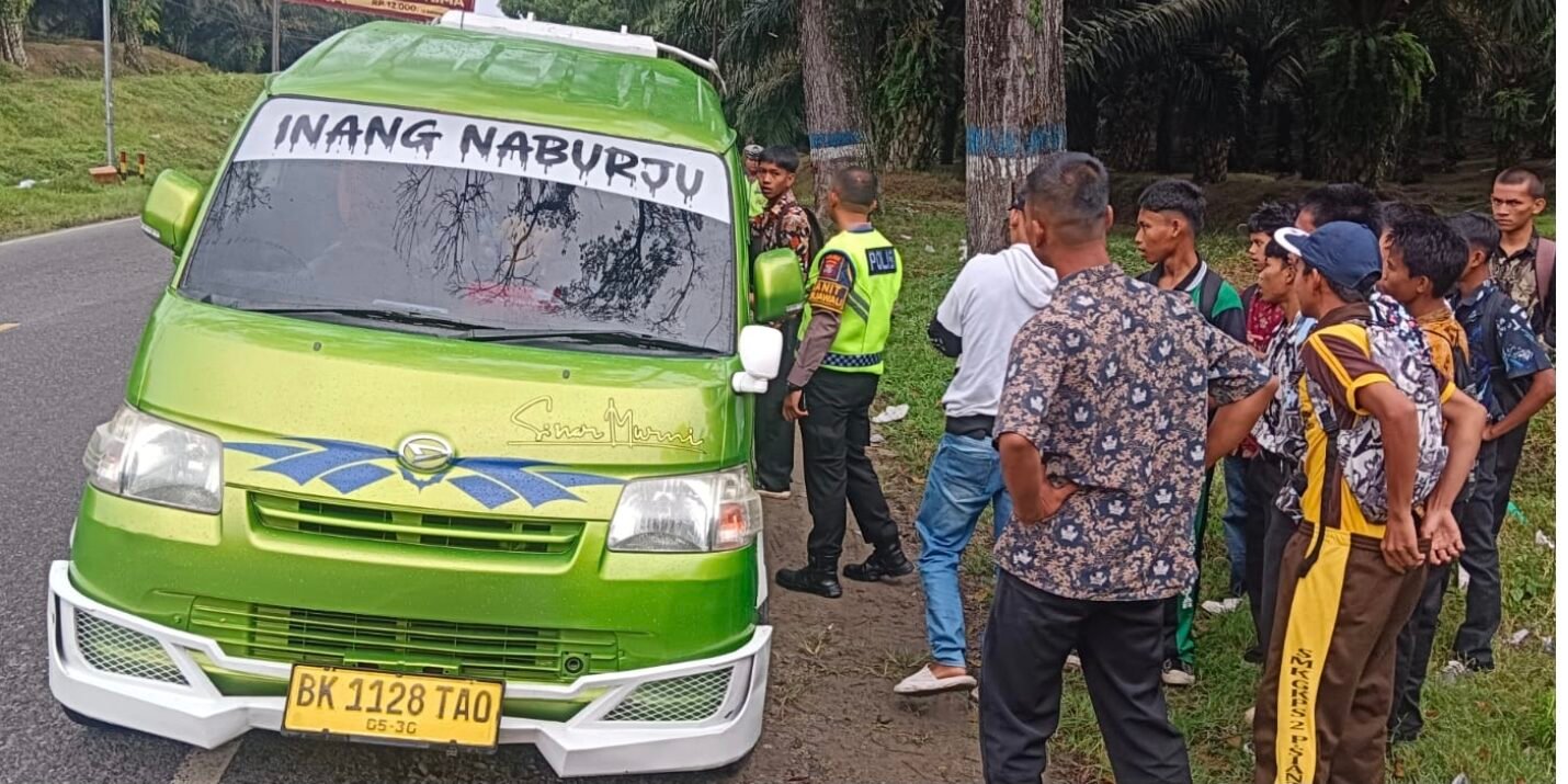Satlantas Polres Simalungun saat lakukan himbauan kepada pengguna kendaraan Angkot agar tidak menaikkan penumpang diatas kap angkot.