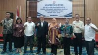 Seleksi Calon Anggota-- Ketua Tim Seleksi, Corry Novrica, didampingi anggota tim seleksi, memaparkan proses pendaftaran seleksi calon anggota Komisi Penyiaran Indonesia Daerah (KPID) Sumatera Utara (Sumut) untuk periode 2026–2029, dalam konferensi pers yang digelar di Grand Inna Hotel Medan, Selasa (14/4/2026)