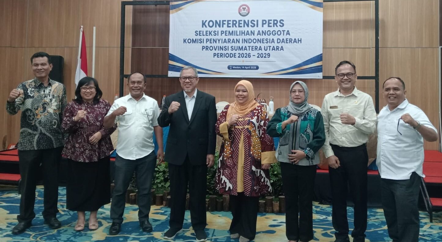 Ketua Tim Seleksi, Corry Novrica, didampingi anggota tim seleksi, memaparkan proses pendaftaran seleksi calon anggota Komisi Penyiaran Indonesia Daerah (KPID) Sumatera Utara (Sumut) untuk periode 2026–2029, dalam konferensi pers yang digelar di Grand Inna Hotel Medan, Selasa (14/4/2026)