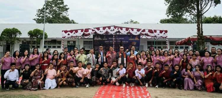 Bupati Taput JTP Hutabarat semangati para siswa SMAN Pagaran saat menghadiri Pentas Seni SMAN I. 