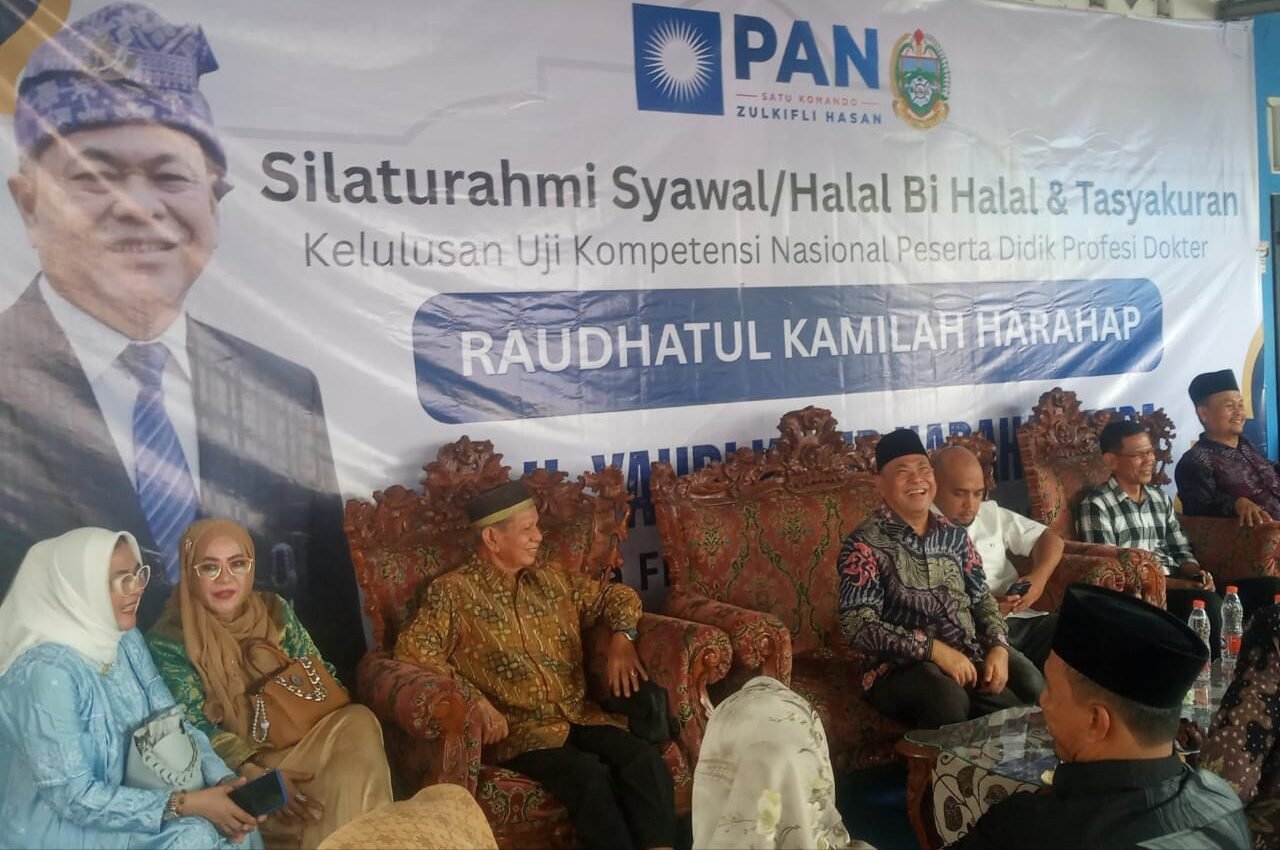Anggota DPRD Sumut Ir H Yahdi Khoir Harahap, MBA saat berada di tengah-tengah tamu undangan di acara halal bi halal dan tasyakuran.