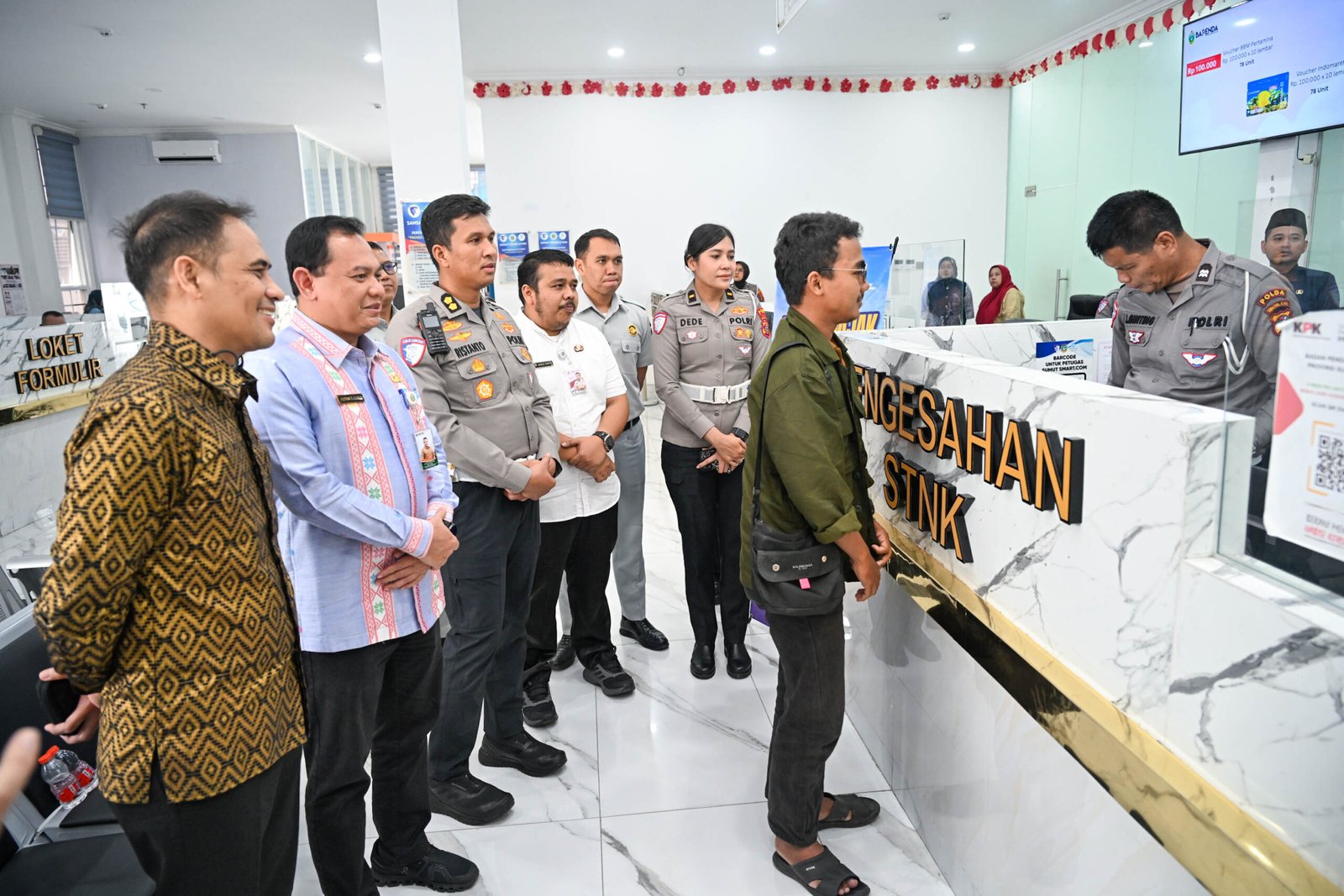 Kepala Badan Pendapatan Daerah Provinsi Sumut (Bapenda) Sutan Tolang Lubis melakukan Sosialisasi Pembayaran Pajak Kendaraan Bermotor di Kantor Samsat Medan Utara, Jalan Sekip, Medan, Kamis (30/04/2026). Saat ini, Pemprov Sumut mulai memberlakukan Pembayaran Pajak Kendaraan tanpa harus menunjukkan KTP yang namanya sesuai dengan STNK