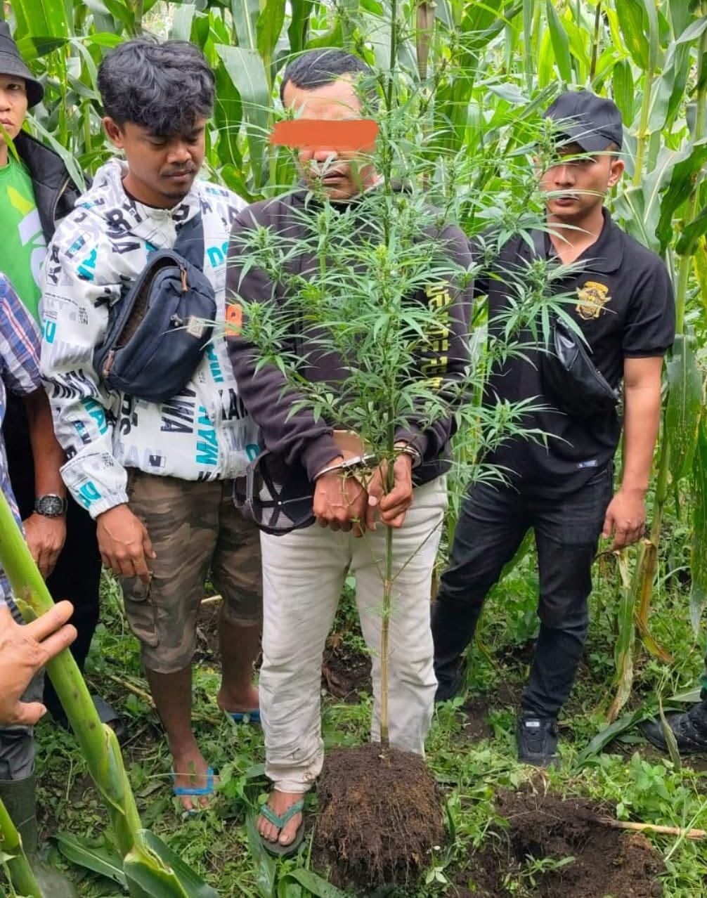 Pelaku yang diamankan petugas kepolisian.