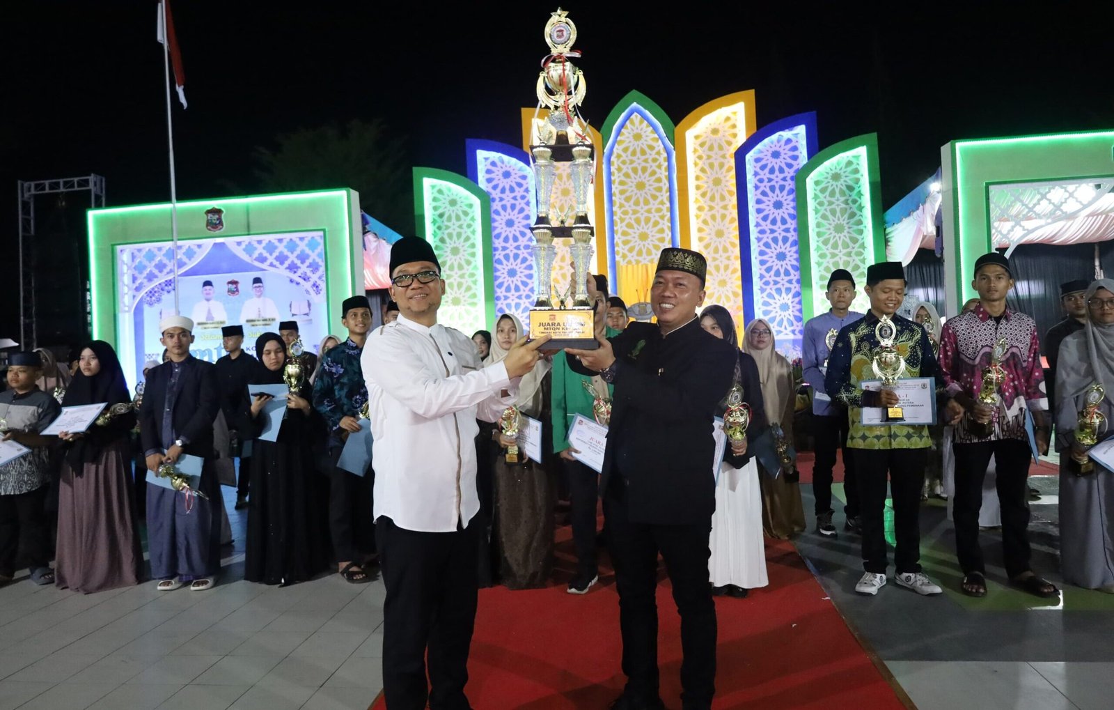 Muhammad Fadly Abdina serahkan Trophy Juara Umum Kepada Camat Teluk Nibung, Darwansyah Merta Wijaya.