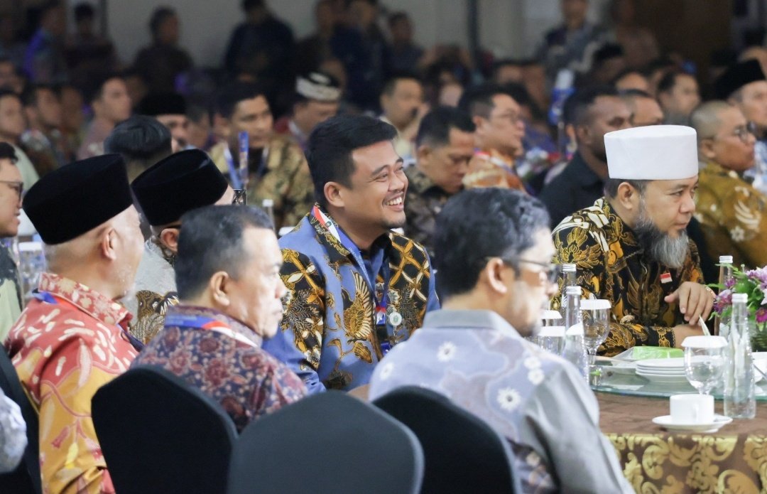 Gubernur Sumut Muhammad Bobby Afif Nasution menerima Penghargaan Creative Financing dari Kementerian Dalam Negeri, di Wyndham Opi Hotel, Palembang, Sumatera Selatan, Sabtu (25/4/2026)
