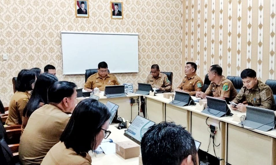 Sekda Simalungun, Mixnon Andreas Simamora saat pimpin rapat Forum Komunikasi.
