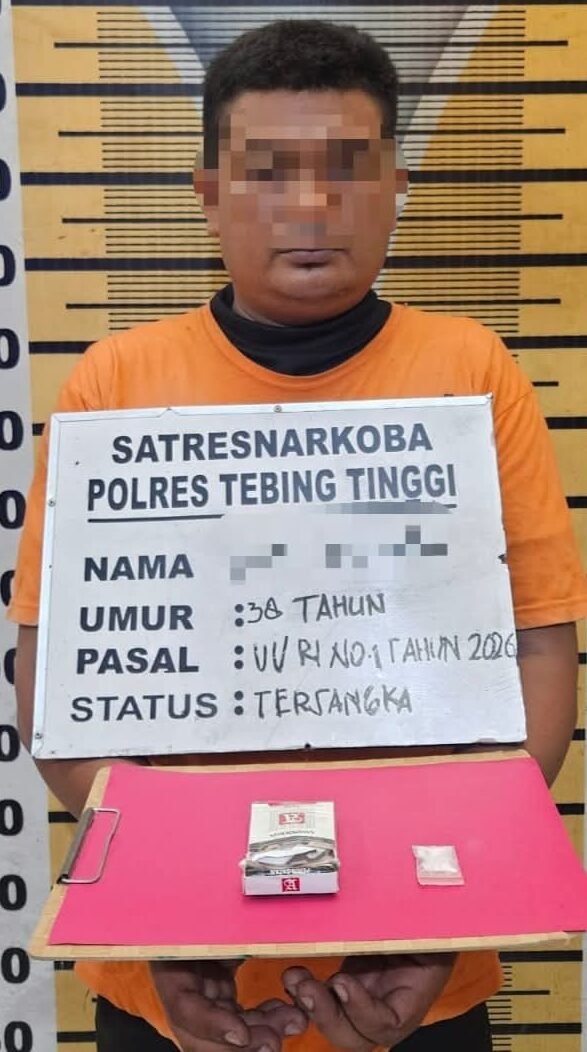 Pelaku yang diamankan petugas kepolisian.