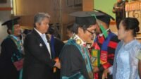 Rektor IAKN dan Wabup Taput menyampaikan salam selamat kepada para wisudawan.