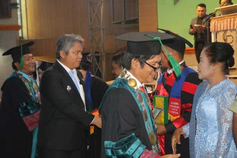 Rektor IAKN dan Wabup Taput menyampaikan salam selamat kepada para wisudawan.