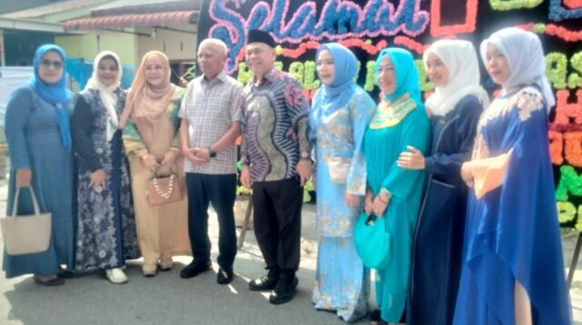 Anggota DPRD Sumut Ir H Yahdi Khoir Harahap, MBA (memakai peci) dan Wagubsu H Surya, BSc berfoto bersama dengan Ketua DPW Puan Sumut Hj Zuraidah Ghina beserta jajaran.