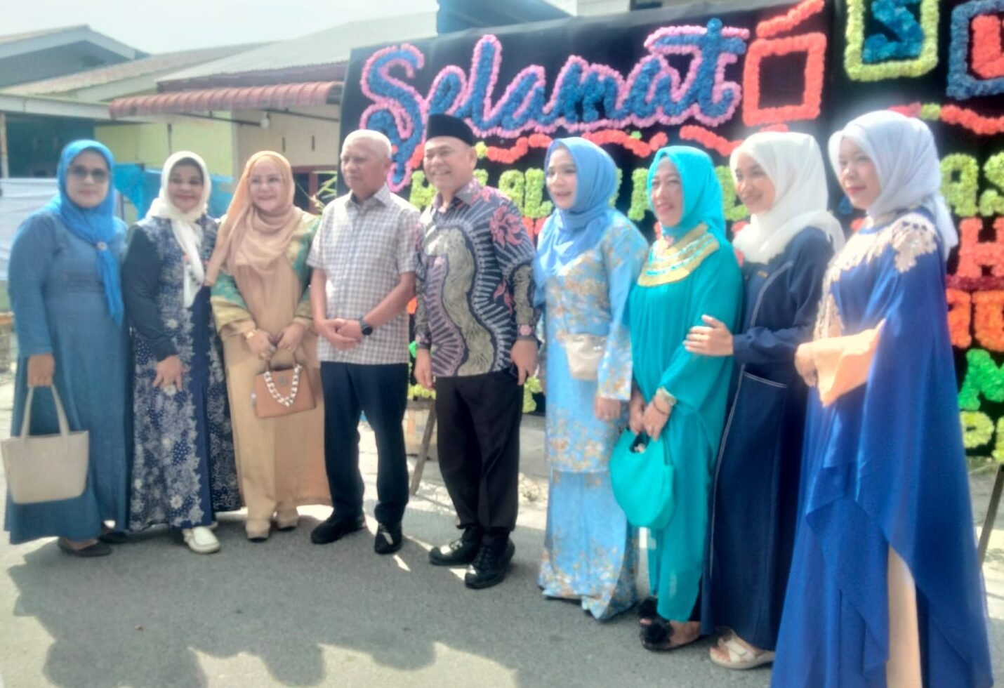 Anggota DPRD Sumut Ir H Yahdi Khoir Harahap, MBA (memakai peci) dan Wagubsu H Surya, BSc berfoto bersama dengan Ketua DPW Puan Sumut Hj Zuraidah Ghina beserta jajaran.