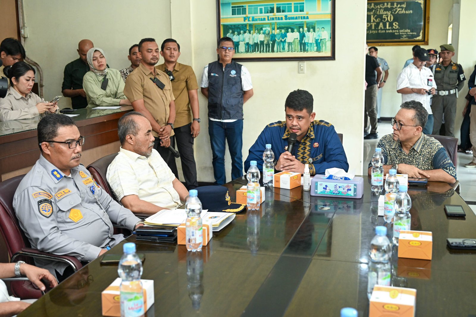 Gubernur Sumut Bobby Nasution mengunjungi Pool Bus Antar Lintas Sumatera (ALS) di Jalan Sisingamangaraja, Medan, Kamis (7/5/2026). Kunjungan Gubernur Sumut ini dalam rangka berdialog dengan Direktur PT. ALS dan keluarga korban pasca kecelakaan Bus ALS yang terjadi di Musi Rawas Utara. Gubernur Sumut juga menyempatkan berdialog dengan Supir dan Penumpang Bus ALS yang berangkat.
