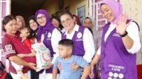 Ny. Hj. Darmawati Anton Achmad Saragih serahkan paket sembako.