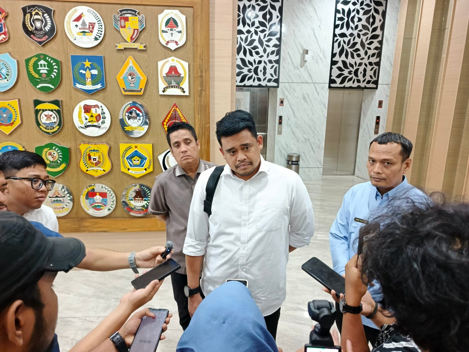 Gubernur Sumut Muhammad Bobby Afif Nasution menjawab pertanyaan pers di Kantor Gubernur Sumut Jalan Diponegoro Nomor 30 Medan, baru-baru ini