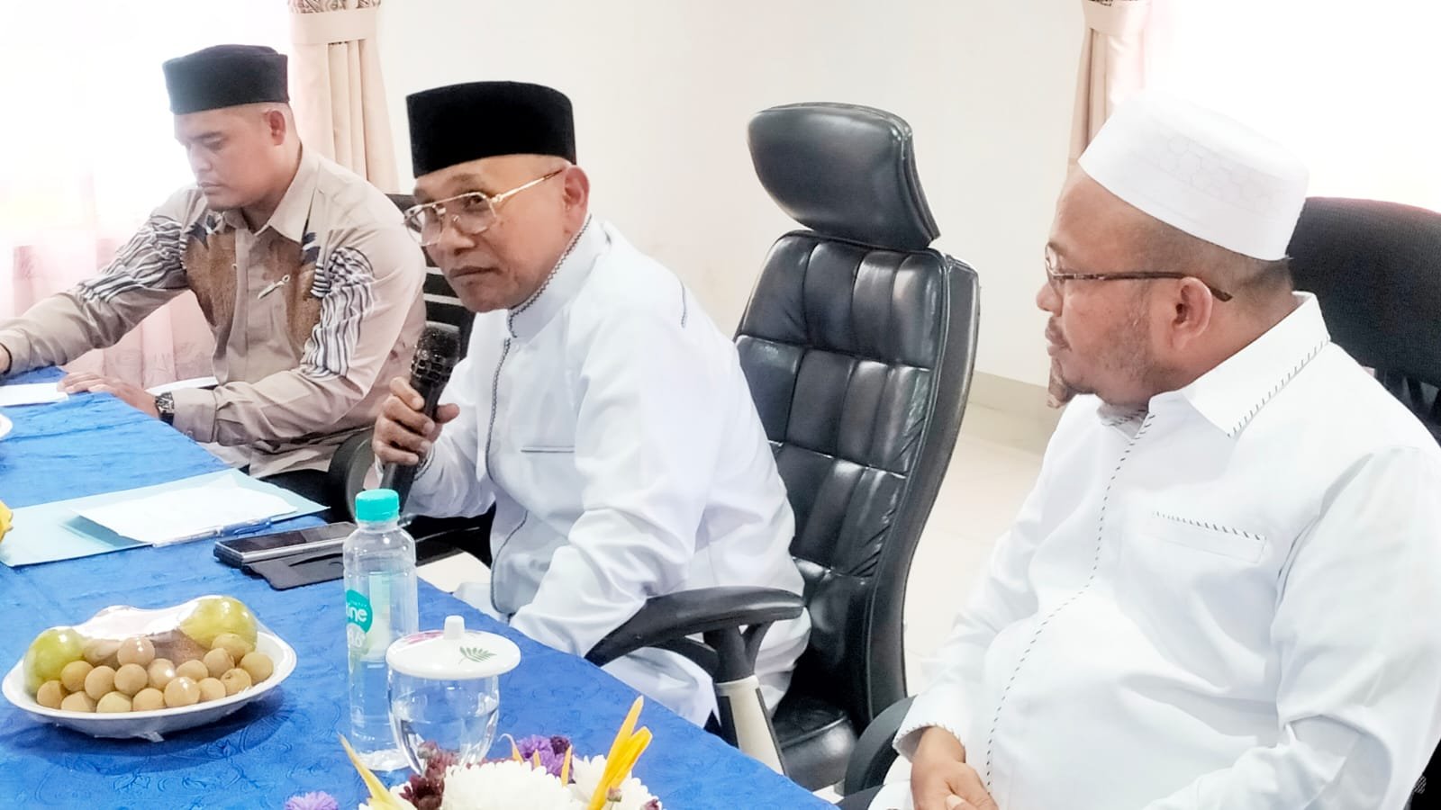 Bupati Simalungun, Dr. H. Anton Achmad Saragih (tengah) saat Bahas Kemajuan Masjid Agung Al-Munawwaroh Bersama Pengurus. 