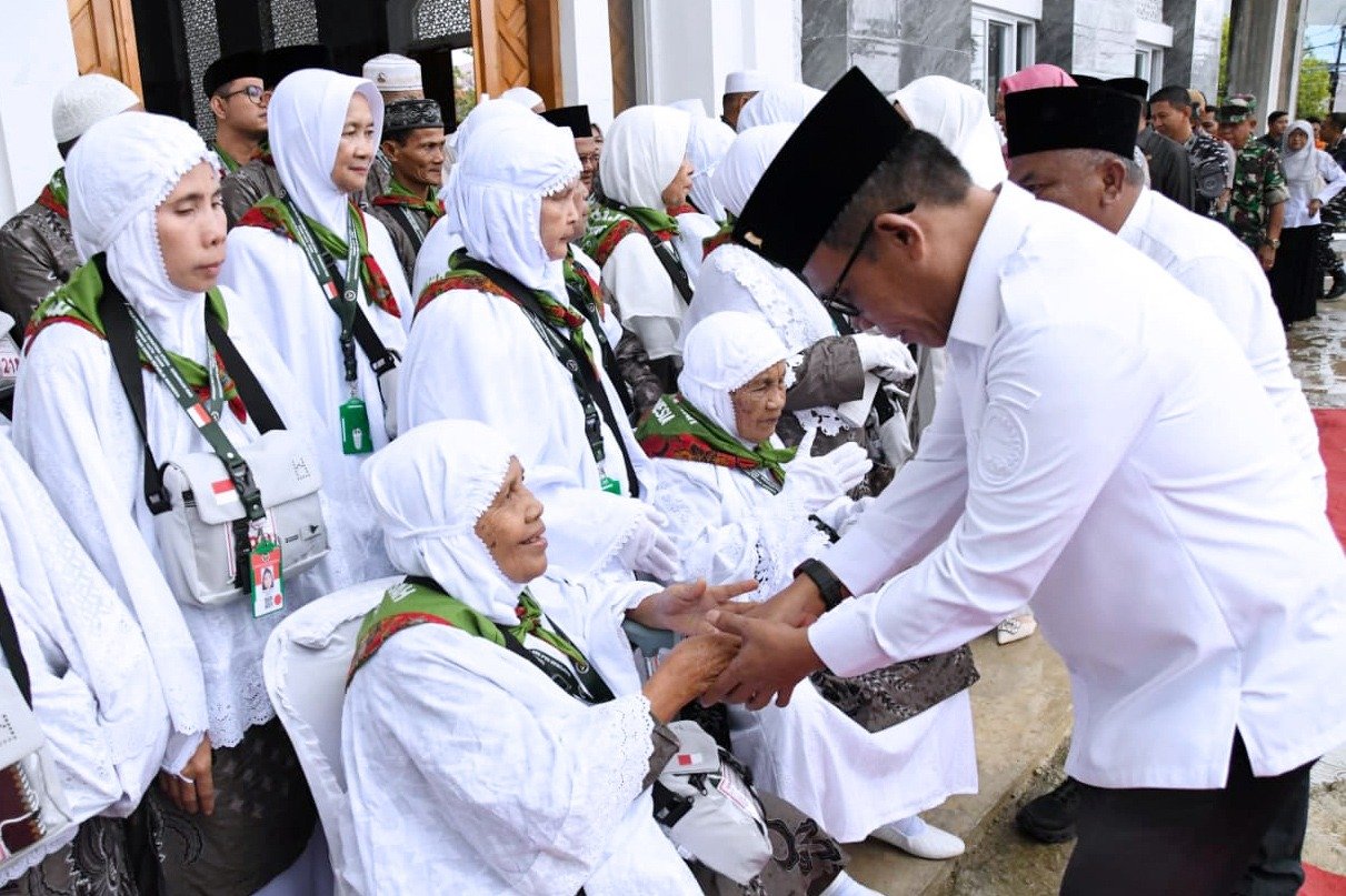 Bupati Tapteng Masinton Pasaribu saat menyalami Jamaah calon Haji/Hajjah sebelum berangkat ke Tanah Suci Mekkah, Rabu (06/5/2026).