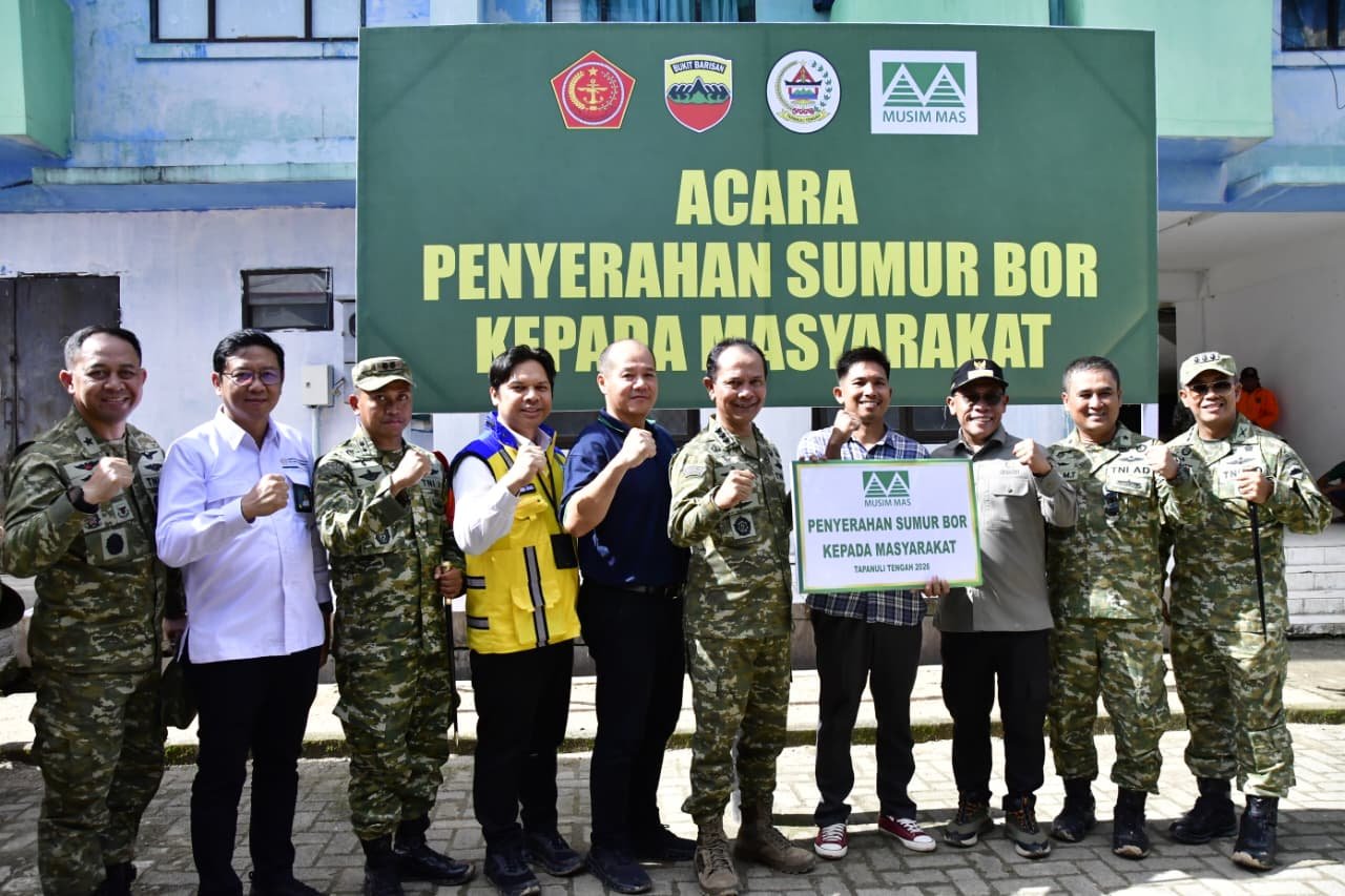 Bupati Tapteng Masinton Pasaribu dan Kasum TNI, Letjen TNI Richard Taruli Horja Tampubolon berserta rombongan foto bersama saat menyerahkan bantuan Sumur bor kepada masyarakat, Selasa (19/5/2026).