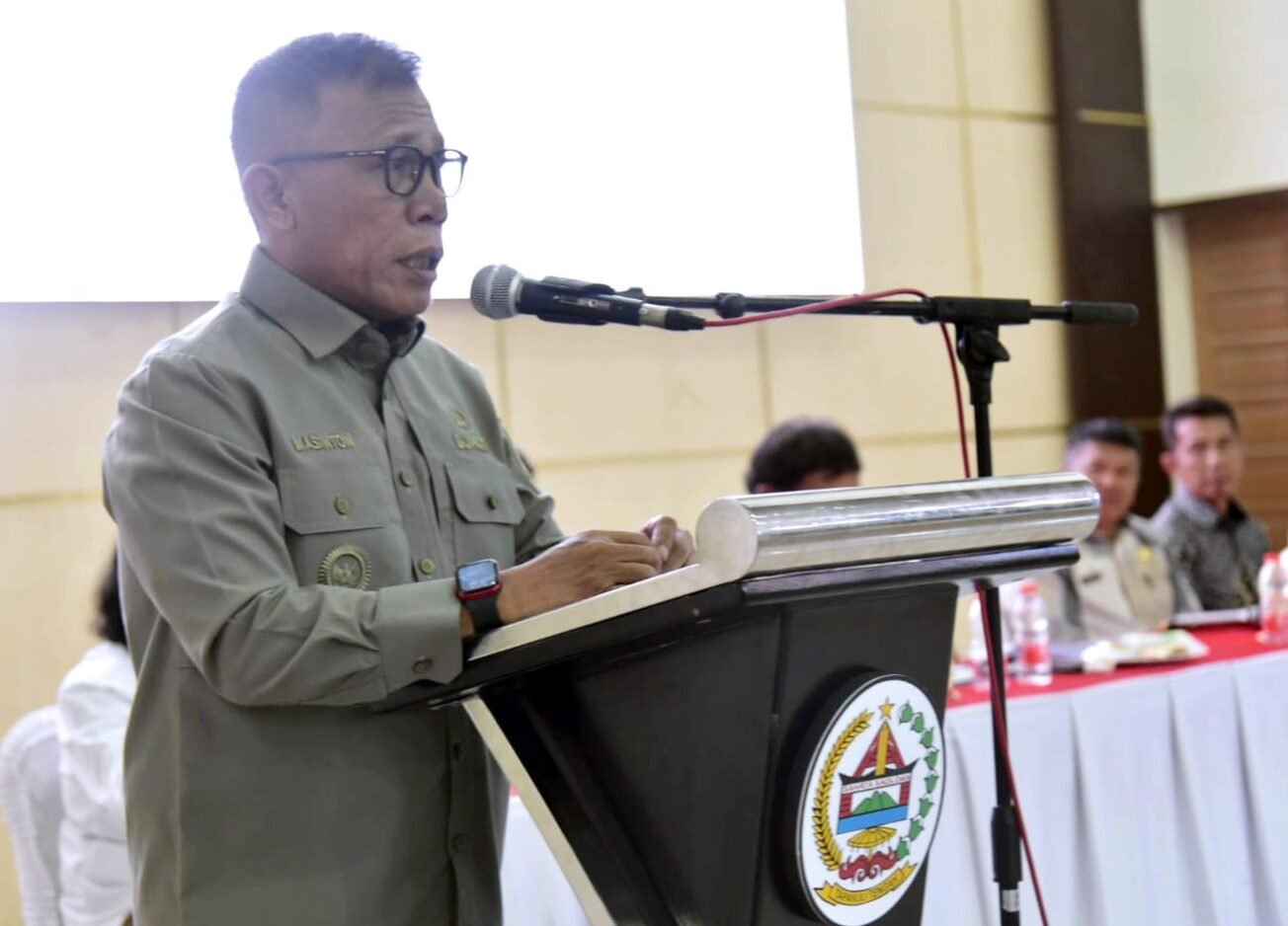 Bupati Tapteng Masinton Pasaribu saat menyampaikan kata sambutan dalam kegiatan workshop Menata Ulang Kabupaten Tapanuli Tengah dan Ekosistem Batang Toru di GOR Pandan, Selasa (12/5/2026).