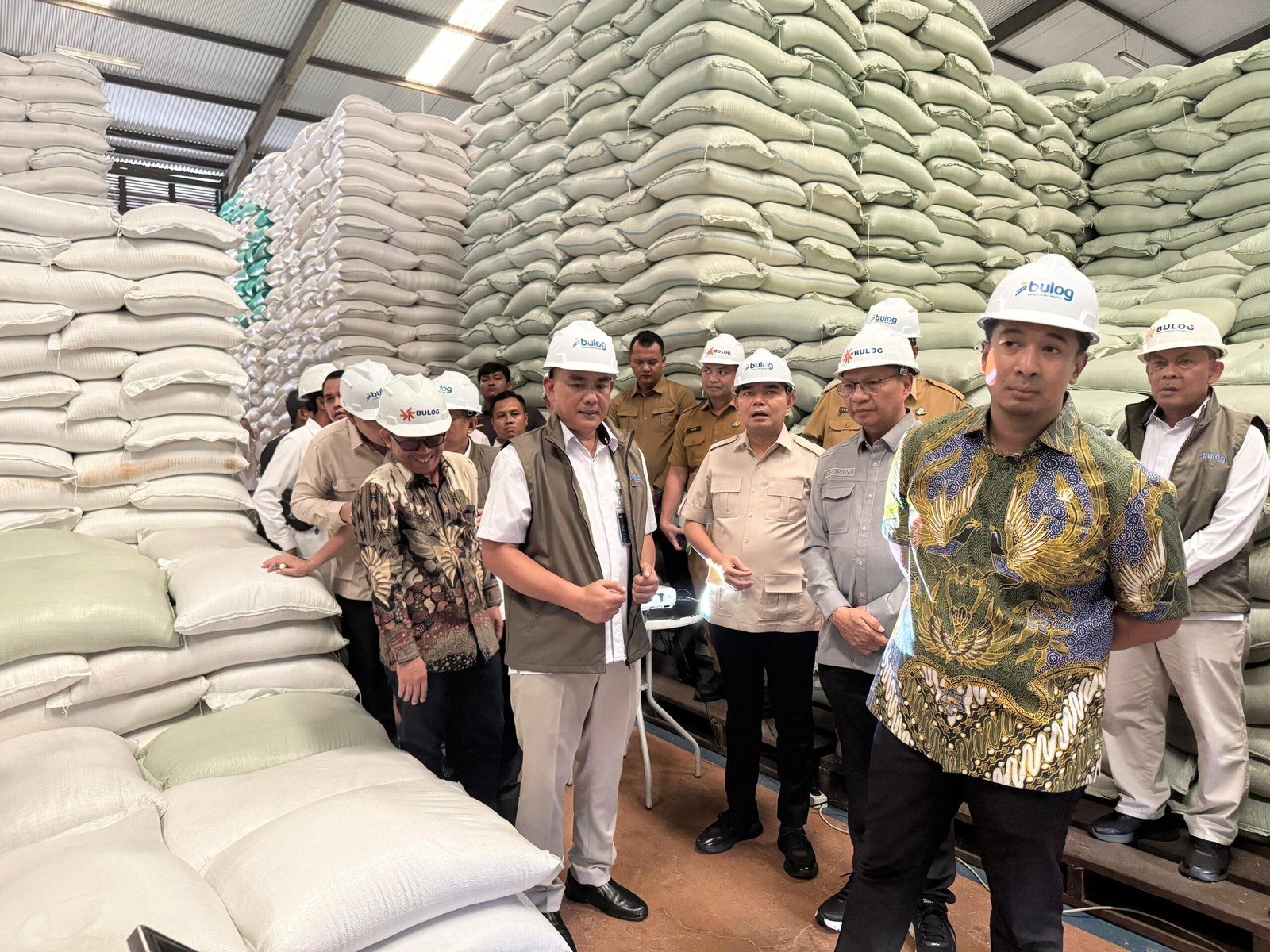 Saat meninjau stok beras di gudang