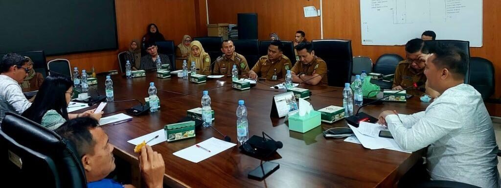 Rapat dipimpin Ketua Komisi 1 DPRD Medan, Reza Pahlevi Lubis, S.Kom., didampingi Wakil Ketua Dr. Drs. H. Muslim, M.S.P., anggota Robbi Barus, Margaret MS, Edi Syahputra. 