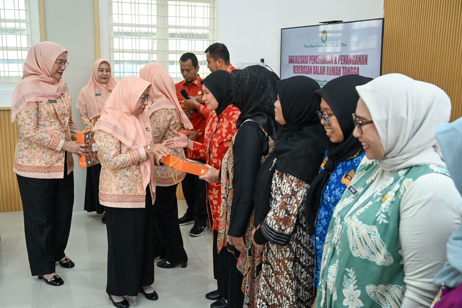Penasihat Dharma Wanita Persatuan Provinsi Sumut Titiek Sugiharti bersama Ketua Dharma Wanita Persatuan Provinsi Sumut Evi Novida Sulaiman Harahap menghadiri Sosialisasi Pencegahan dan Penanganan Kekerasan Dalam Rumah Tangga yang diselenggarakan di Aula Kantor Dharma Wanita Persatuan Provinsi Sumut, Jalan Cik Ditiro, Medan, Rabu (20/5/2026). 