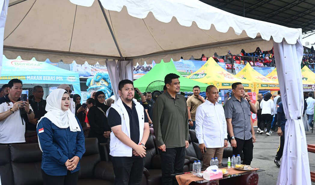 Gubernur Sumatera Utara (Sumut) Muhammad Bobby Afif Nasution memimpin upacara pembukaan Karya Bakti Skala Besar di Lapangan Pelita, Gunungsitoli, Rabu (6/5/2026). Program Karya Bakti Skala Besar TNI AD di wilayah Sumut, khususnya di Kepulauan Nias diharapkan mampu mempercepat pembangunan infrastruktur sekaligus meningkatkan kesejahteraan masyarakat.