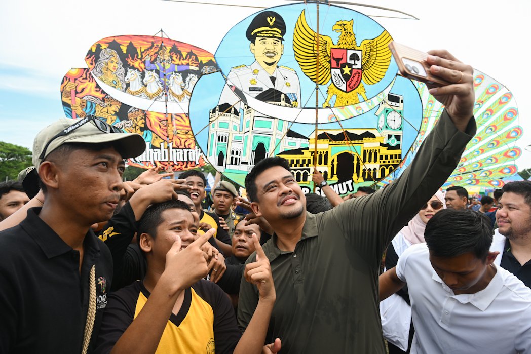 Gubernur Sumatera Utara (Sumut) Muhammad Bobby Afif Nasution membuka Festival Layang-Layang Piala Gubernur Sumut, yang diselenggarakan oleh Komite Olahraga Masyarakat Indonesia (KORMI) Sumut, di Sirkuit Dinas Kepemudaan dan Keolahragaan Sumut, Sabtu (9/5/2026).