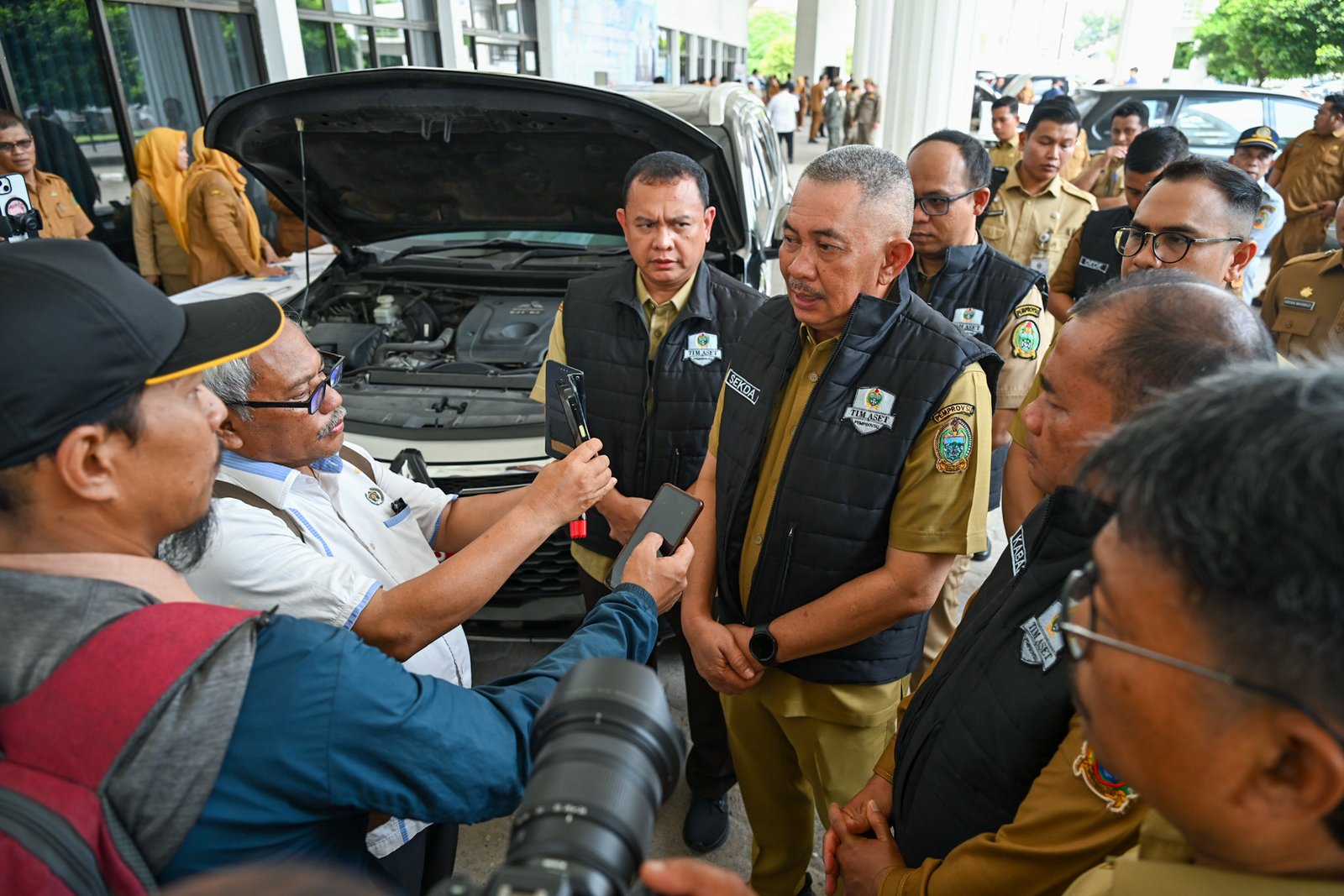 Pemerintah Provinsi Sumatera Utara (Sumut) melalui Kepala Dinas Lingkungan Hidup & Kehutanan Heri Wahyudi Marpaung melakukan Konferensi Pers terkait Program Prioritas, Proyek Strategis dan Kegiatan Unggulan Dinas Lingkungan Hidup dan Kehutanan Provinsi Sumatera Utara. Kegiatan ini difasilitasi Dinas Kominfo Sumut berlangsung di Lobby Dekranasda Lantai 1 Kantor Gubernur Sumut Jalan Diponegoro 30 Kota Medan, Jum'at (22/5/2026).