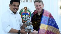 Gubernur Sumatera Utara, Bobby Afit Nasutian saat menyerahkan cendra mata kepadaDuta Besar Australia untuk Indonesia Rod Brazier di Kantor Gubernur Sumut, Jalan Diponegoro, Medan,