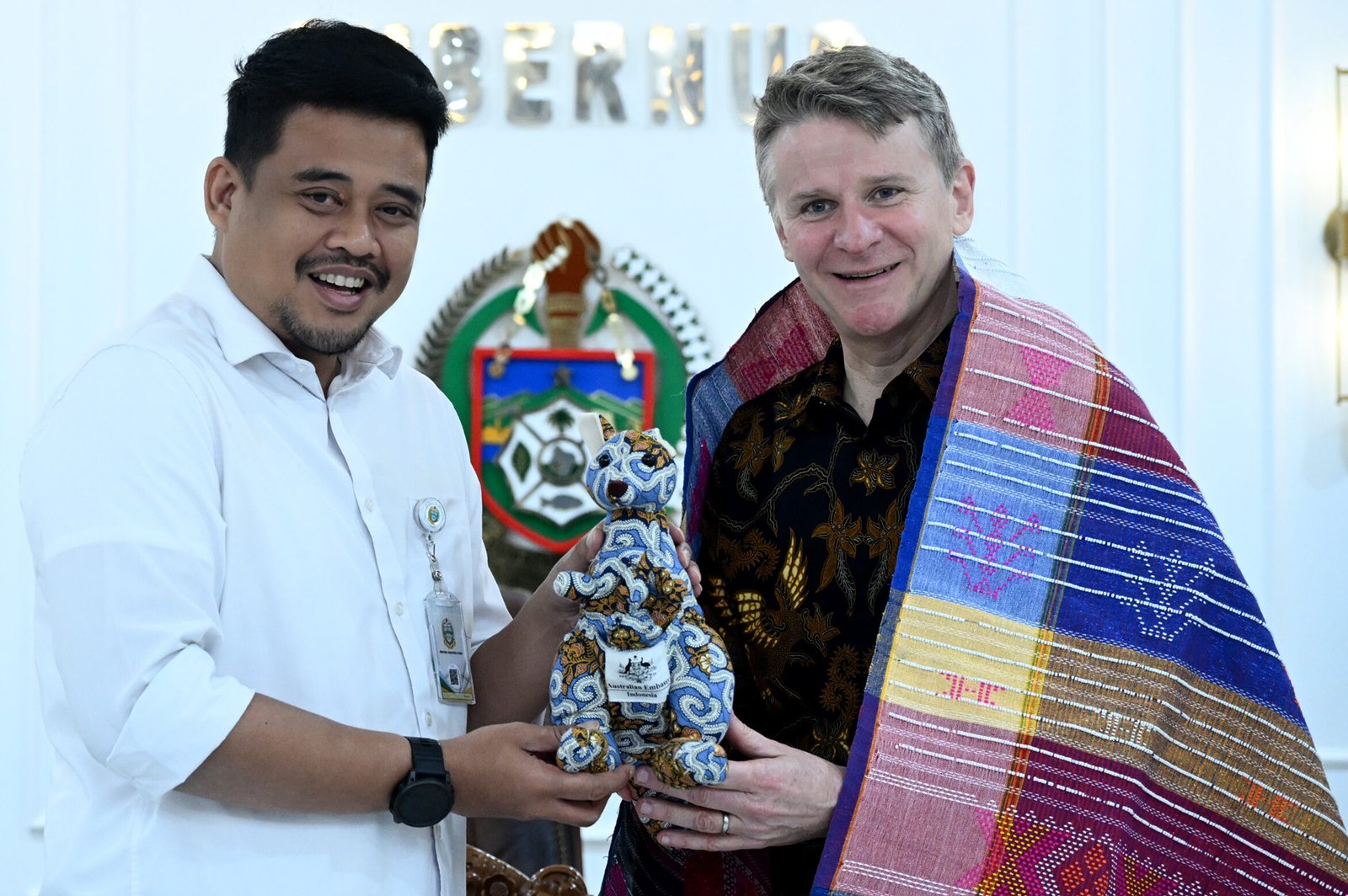 Gubernur Sumatera Utara, Bobby Afit Nasutian saat menyerahkan cendra mata kepadaDuta Besar Australia untuk Indonesia Rod Brazier di Kantor Gubernur Sumut, Jalan Diponegoro, Medan,