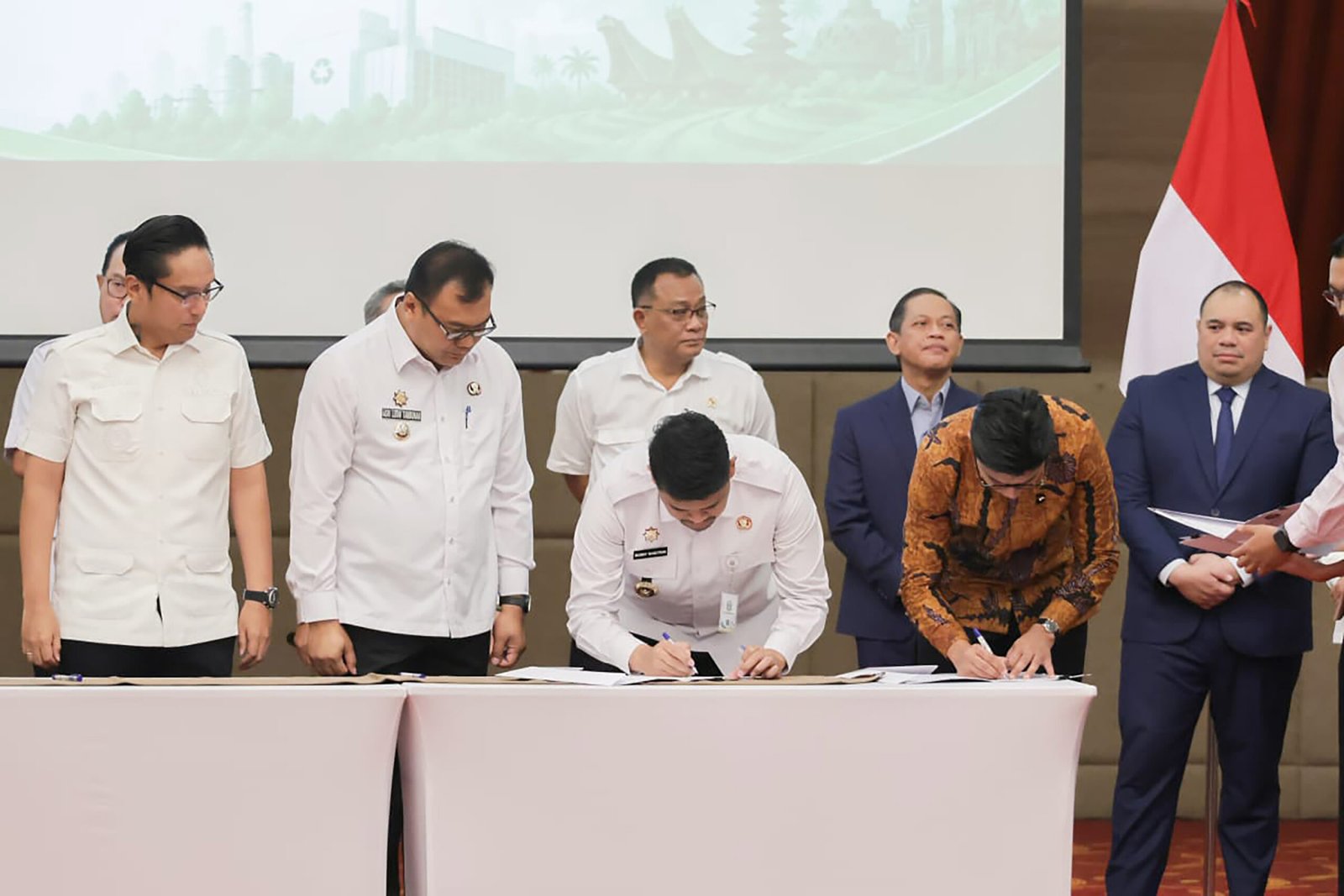 Gubernur Sumatera Utara (Sumut) Muhammad Bobby Afif Nasution menandatangani nota kesepakatan (MoU) percepatan pembangunan Pengolahan Sampah Menjadi Energi Listrik (PSEL) bersama Danantara di Jakarta, Senin (11/5/2026). Penandatanganan tersebut menjadi langkah strategis dalam penanganan persoalan sampah di Sumut, khususnya kawasan Medan Raya atau wilayah aglomerasi Medan dan Deliserdang